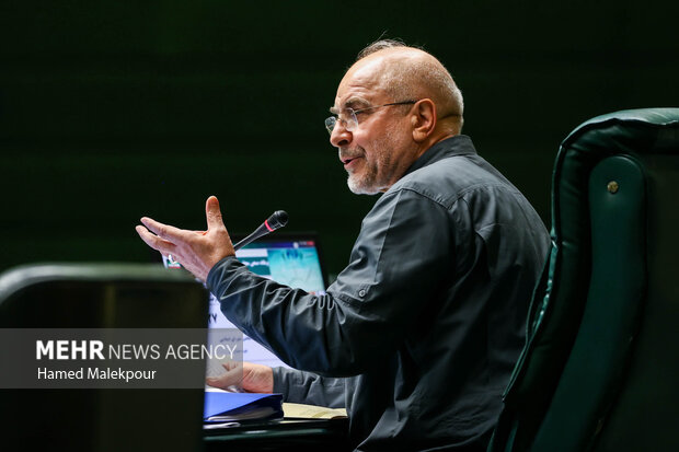 جلسه بررسی اجرای برنامه هفتم در صحن علنی مجلس با حضور رئیس جمهور