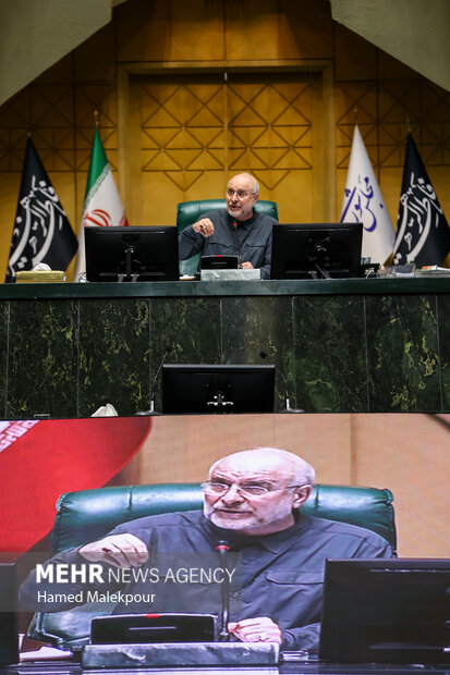 جلسه بررسی اجرای برنامه هفتم در صحن علنی مجلس با حضور رئیس جمهور