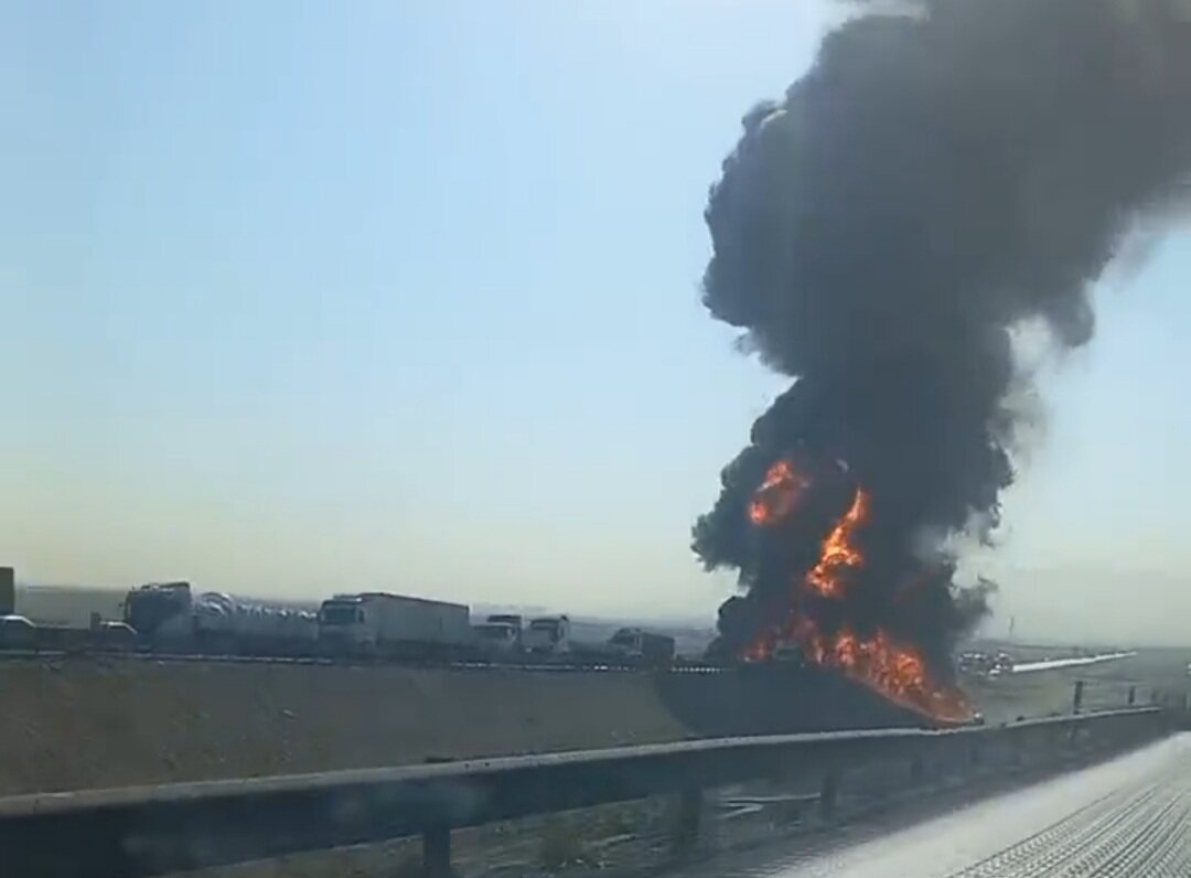 Vozilo s cisterno goriva eksplodiralo na cesti do letališča v Yazdu