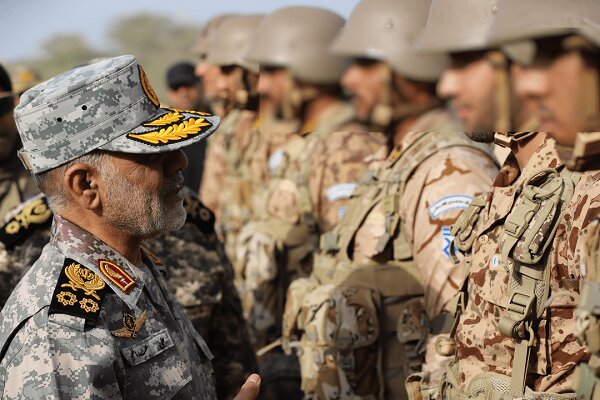 قائد مقر خاتم الانبياء يتفقد الجاهزية القتالية لقاعدة جزر نازعات