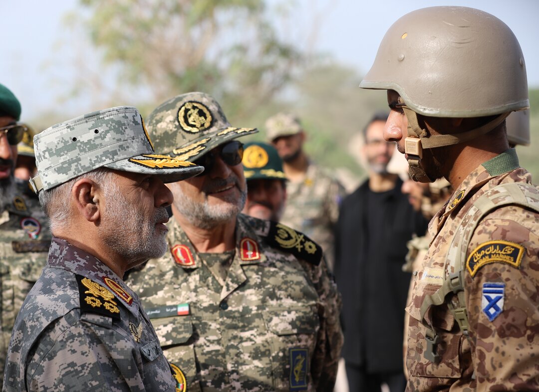 قائد مقر خاتم الانبياء يتفقد الجاهزية القتالية لقاعدة جزر نازعات قائد مقر خاتم الانبياء يتفقد الجاهزية القتالية لقاعدة جزر نازعات