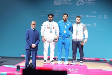 توزیع مدال وزنه‌برداری توسط رئیس کمیته ملی المپیک