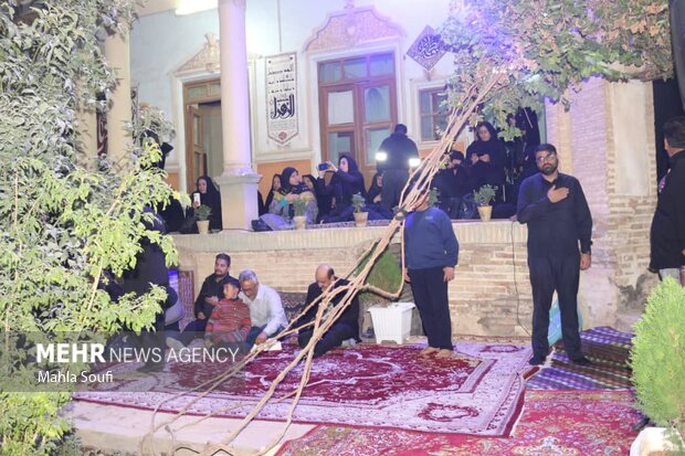 آئین سنتی و مذهبی «سمنوپزان» در بنای تاریخی مقدس زاده ساوه