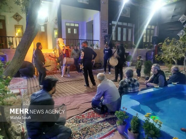 آئین سنتی و مذهبی «سمنوپزان» در بنای تاریخی مقدس زاده ساوه