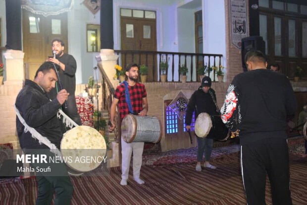 آئین سنتی و مذهبی «سمنوپزان» در بنای تاریخی مقدس زاده ساوه