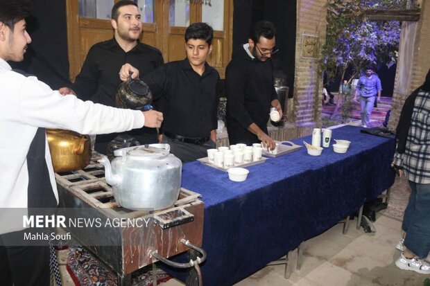 آئین سنتی و مذهبی «سمنوپزان» در بنای تاریخی مقدس زاده ساوه