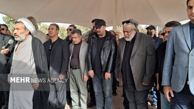 پیکر همایون ارشادی در کرج به خاک سپرده شد