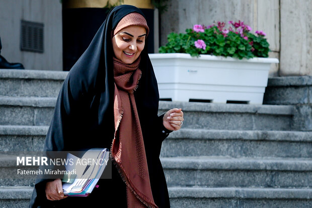 فرزانه صادق مالواجرد وزیر راه و شهرسازی در حاشیه جلسه هیئت دولت