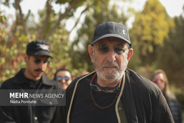 تشییع و خاکسپاری پیکر «همایون ارشادی» در کرج تشییع و خاکسپاری پیکر «همایون ارشادی» در کرج