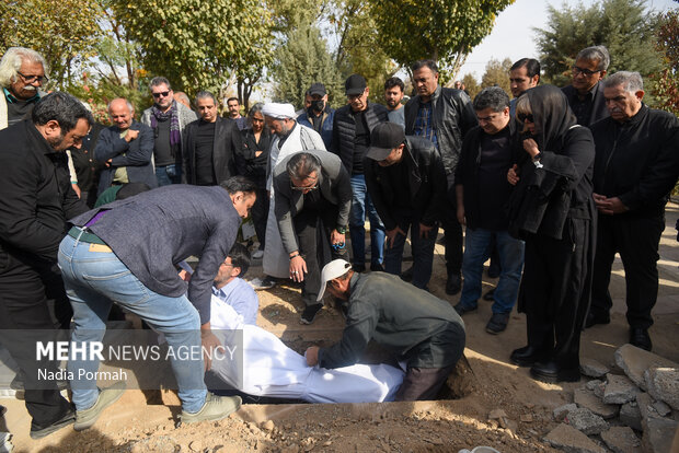 تشیع و تدفین همایون ارشادی