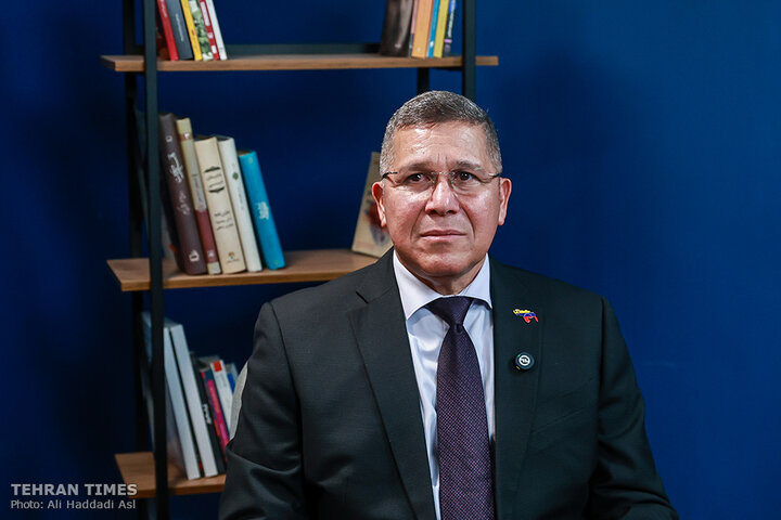 Tehran Times hosts Venezuelan envoy to expand bilateral cooperation