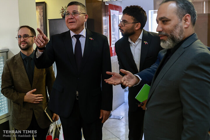 Tehran Times hosts Venezuelan envoy to expand bilateral cooperation