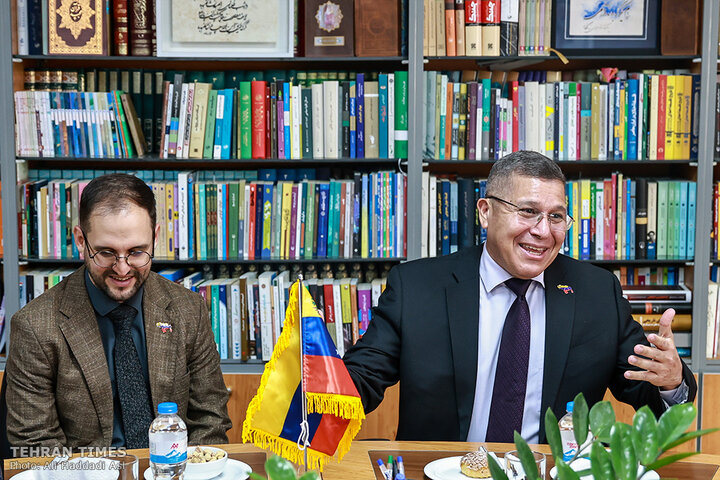 Tehran Times hosts Venezuelan envoy to expand bilateral cooperation