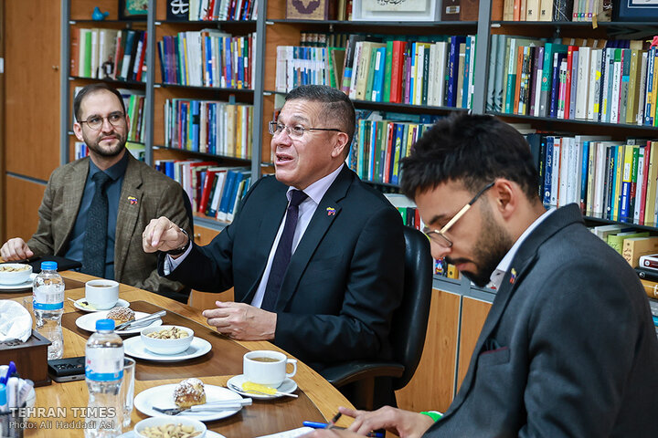 Tehran Times hosts Venezuelan envoy to expand bilateral cooperation