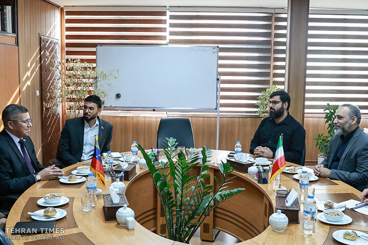 Tehran Times hosts Venezuelan envoy to expand bilateral cooperation
