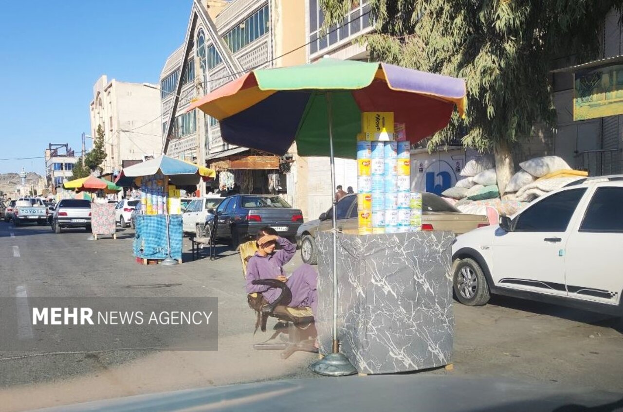 تهدید جان نوزادان زاهدانی؛ دستفروشی شیرخشک در خیابان غیربهداشتی است