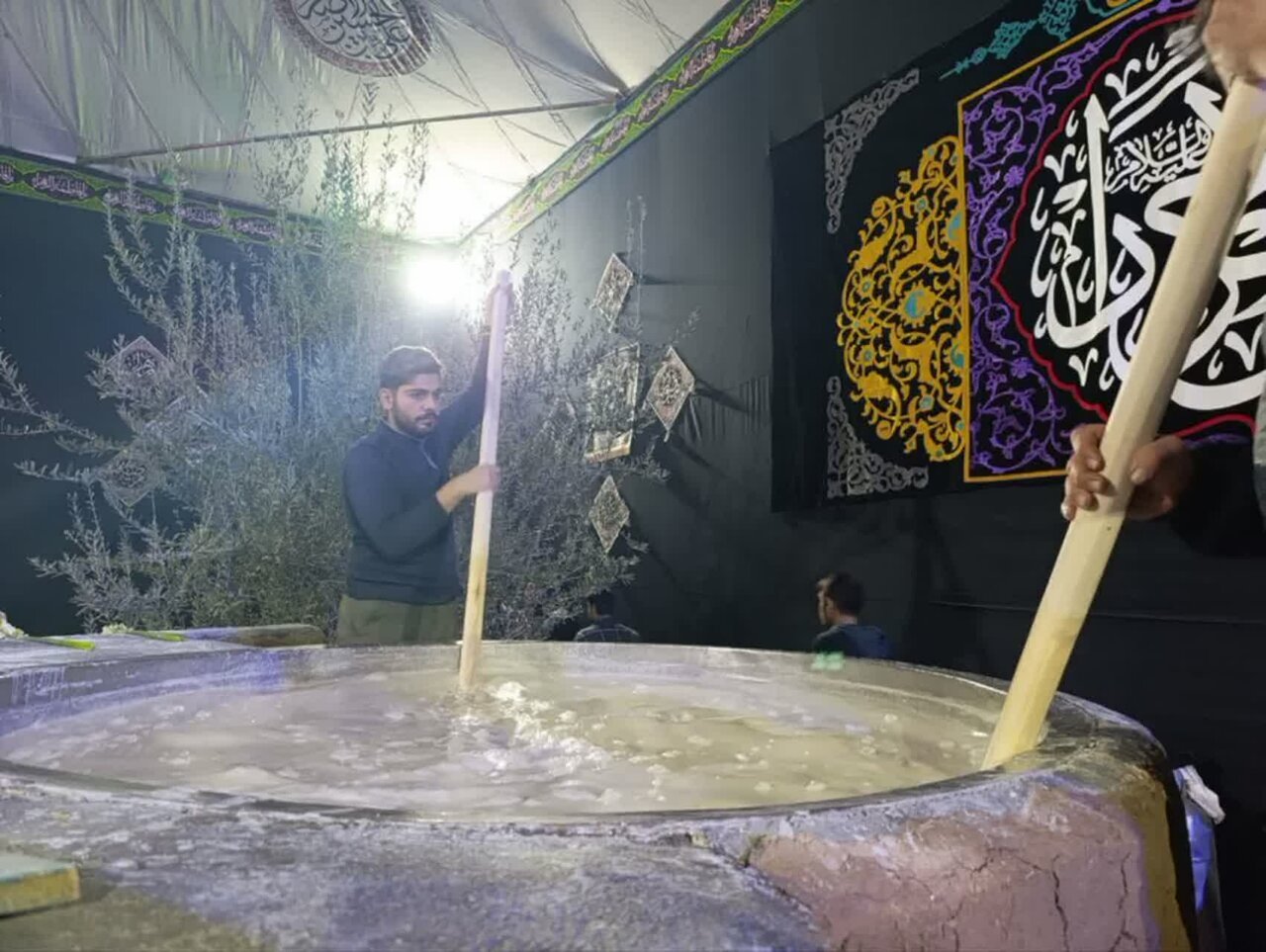 سمنوپزان با عطر حرم؛ زمزمه ای از زیارت در خانه تاریخی مقدس‌زاده ساوه