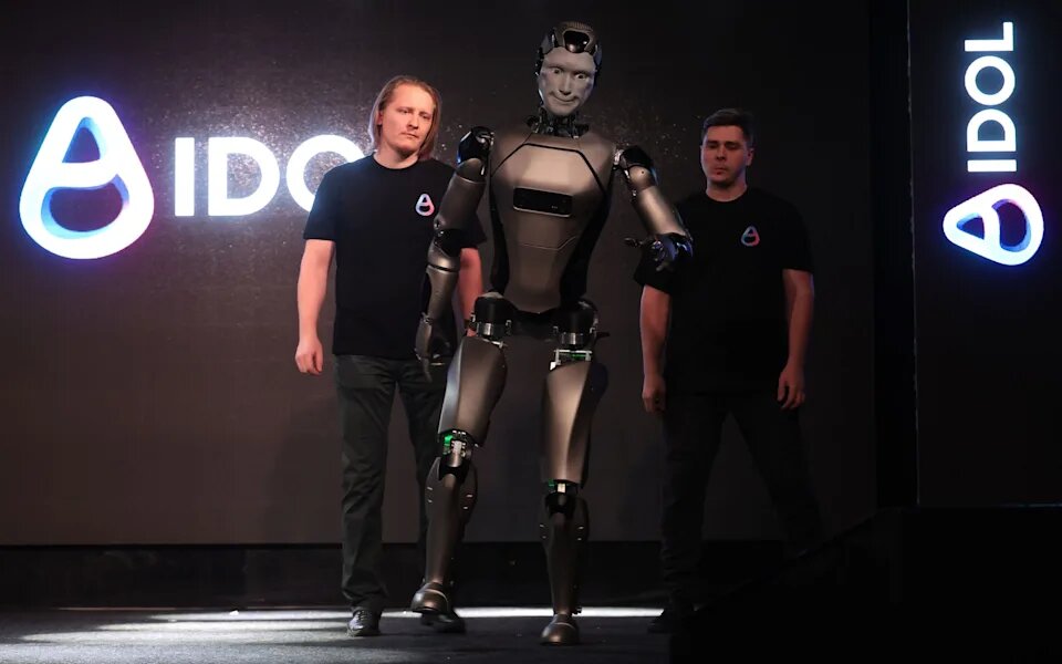 روبات انسان‌نمای روسی در نخستین نمایش از کار افتاد