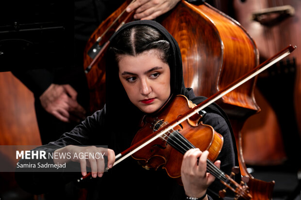 ارکستر سمفونیک تهران به رهبری «پانیذ فریوسفی»