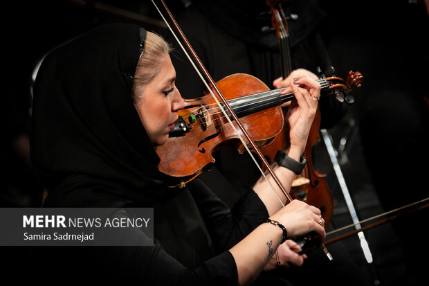 ارکستر سمفونیک تهران به رهبری «پانیذ فریوسفی»