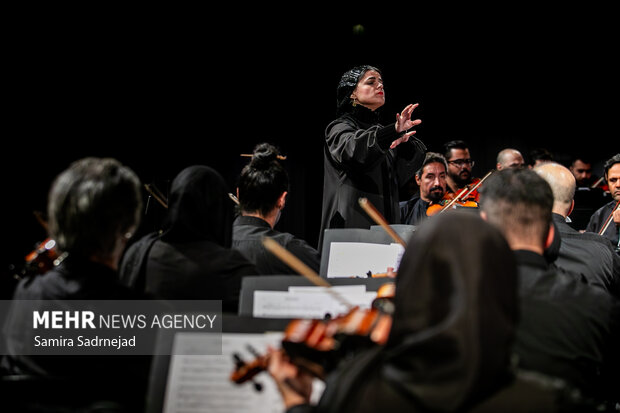 ارکستر سمفونیک تهران به رهبری «پانیذ فریوسفی»