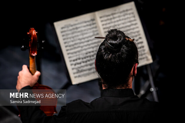 ارکستر سمفونیک تهران به رهبری «پانیذ فریوسفی»