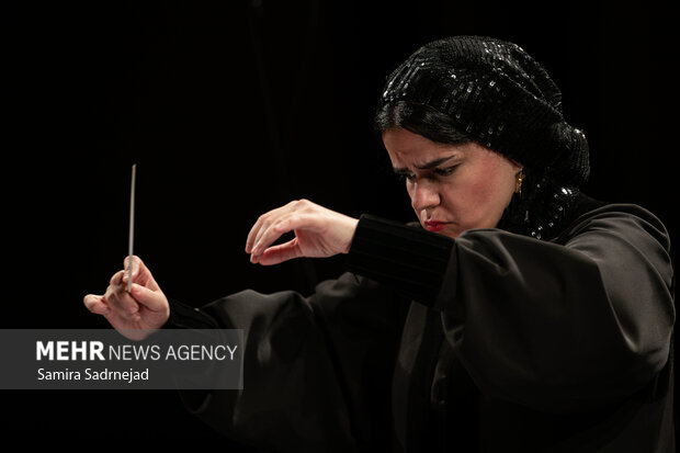 ارکستر سمفونیک تهران به رهبری «پانیذ فریوسفی»