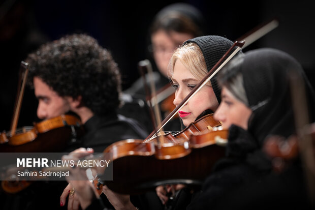 ارکستر سمفونیک تهران به رهبری «پانیذ فریوسفی»