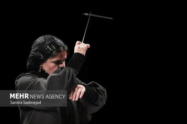 ارکستر سمفونیک تهران به رهبری «پانیذ فریوسفی»