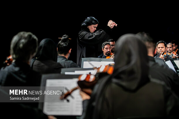 ارکستر سمفونیک تهران به رهبری «پانیذ فریوسفی»
