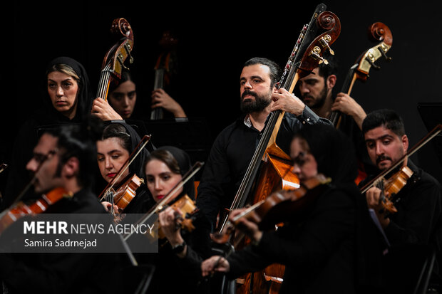 ارکستر سمفونیک تهران به رهبری «پانیذ فریوسفی»