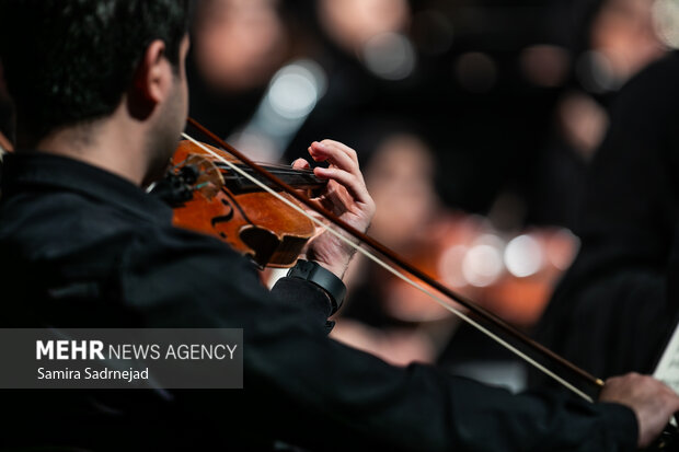 ارکستر سمفونیک تهران به رهبری «پانیذ فریوسفی»