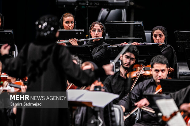 ارکستر سمفونیک تهران به رهبری «پانیذ فریوسفی»