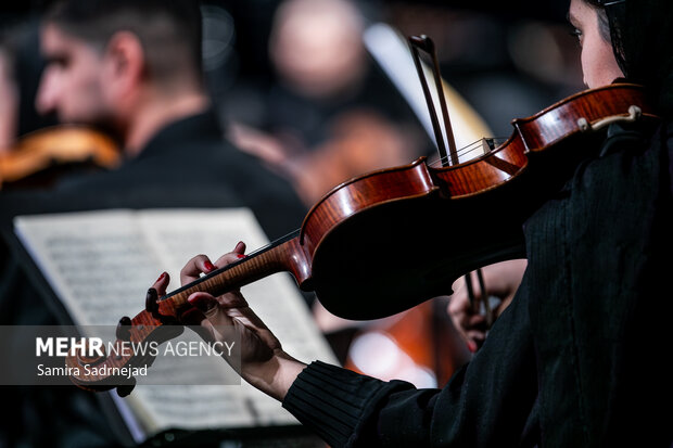 ارکستر سمفونیک تهران به رهبری «پانیذ فریوسفی»