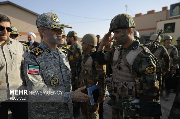 بازديد فرمانده کل ارتش از روند احداث ديوار مرزي در شمال شرق کشور