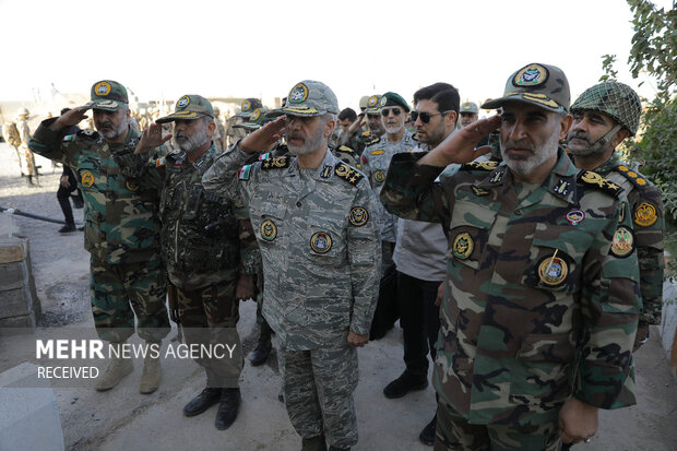 بازديد فرمانده کل ارتش از روند احداث ديوار مرزي در شمال شرق کشور