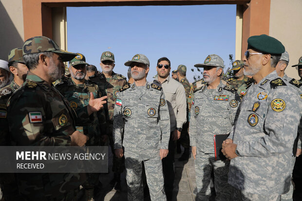 بازديد فرمانده کل ارتش از روند احداث ديوار مرزي در شمال شرق کشور