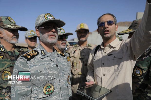 بازديد فرمانده کل ارتش از روند احداث ديوار مرزي در شمال شرق کشور