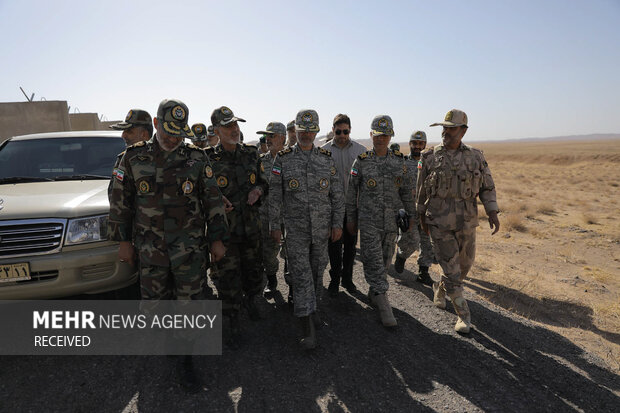 بازديد فرمانده کل ارتش از روند احداث ديوار مرزي در شمال شرق کشور