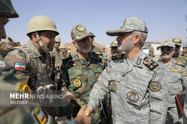 بازديد فرمانده کل ارتش از روند احداث ديوار مرزي در شمال شرق کشور