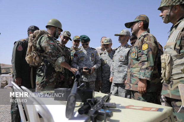 بازديد فرمانده کل ارتش از روند احداث ديوار مرزي در شمال شرق کشور