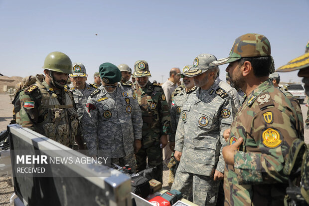 بازديد فرمانده کل ارتش از روند احداث ديوار مرزي در شمال شرق کشور