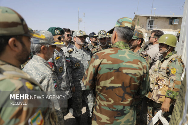 بازديد فرمانده کل ارتش از روند احداث ديوار مرزي در شمال شرق کشور