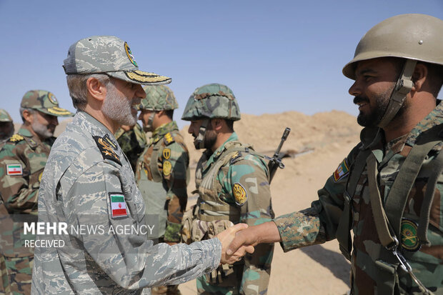 بازديد فرمانده کل ارتش از روند احداث ديوار مرزي در شمال شرق کشور