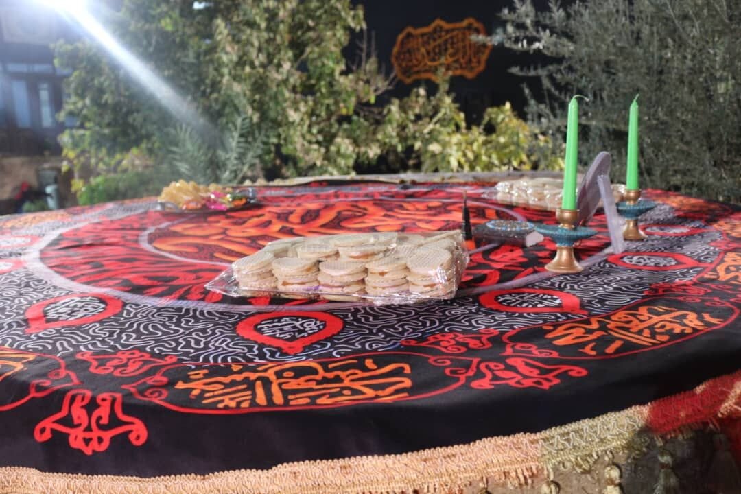 توزیع حلیم نذر فاطمی در سرای تاریخی مقدس‌زاده ساوه