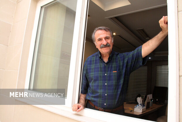 از واریان تا پرده نقرهای؛ البرز نیوزان رجبی هنرمندی که صمیمیت را بازی میکند