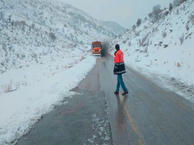 انسداد گردنه ته‌ته سروآباد به دلیل بارش برف؛ وقوع ۱۲ حادثه رانندگی