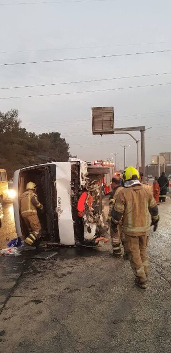 واژگونی مینی‌بوس سرویس کارکنان یکی از مراکز صنعتی در تهران