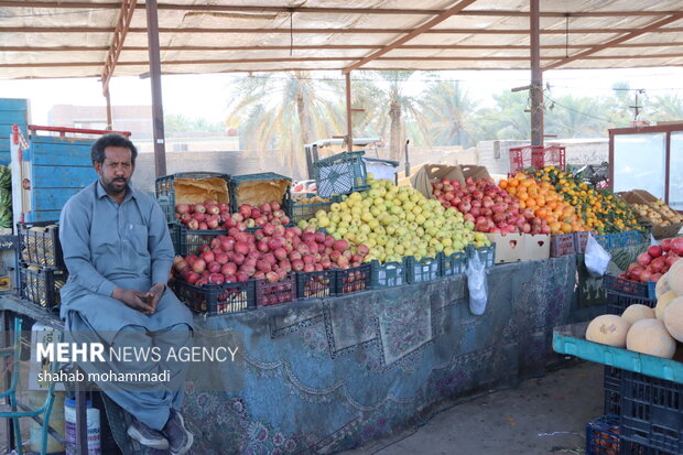 بازار میوه در شهر مرزی سراوان