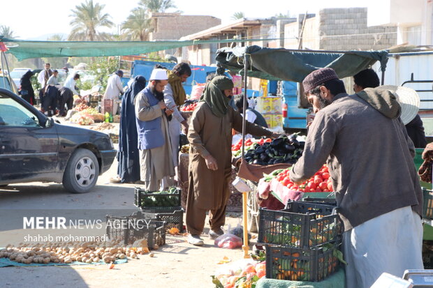 بازار میوه در شهر مرزی سراوان